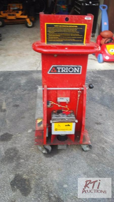 lot 65 image: Trion DL300 Lift. Battery Powered. Unit is lo...