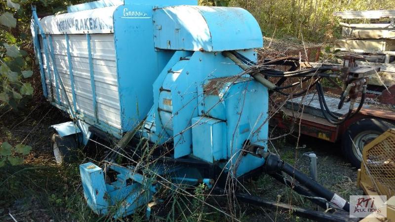 lot 11 image: Goossen Rake n Vac System. PTO driven. Traile...