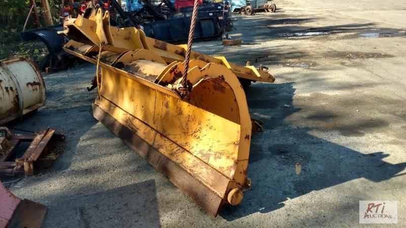 lot 22 image: Snow Plow and wing. All angle 10 plow. No cy...