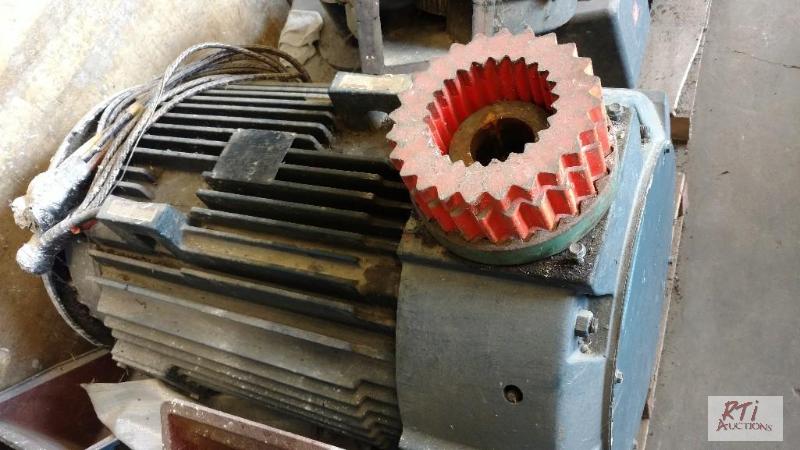 lot 27 image: (2of 2) 300HP Electric motor with blower. 460...
