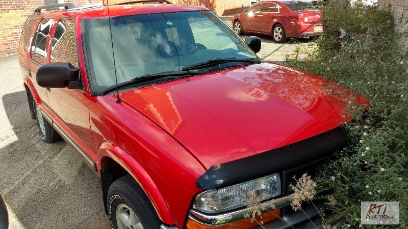 lot 3 image: 2000 Chevy Trailblazer. VIN 1GNDT13WXY234146...