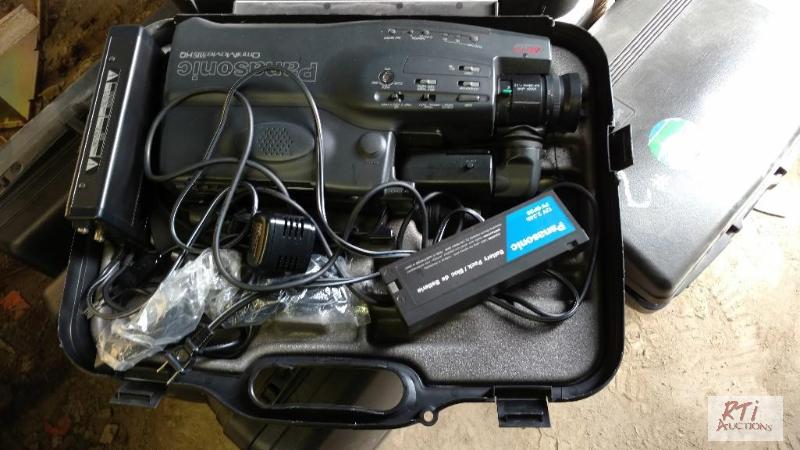 lot 38 image: (7) Panasonic OmniMovieVHS HQ Cameras w batt...