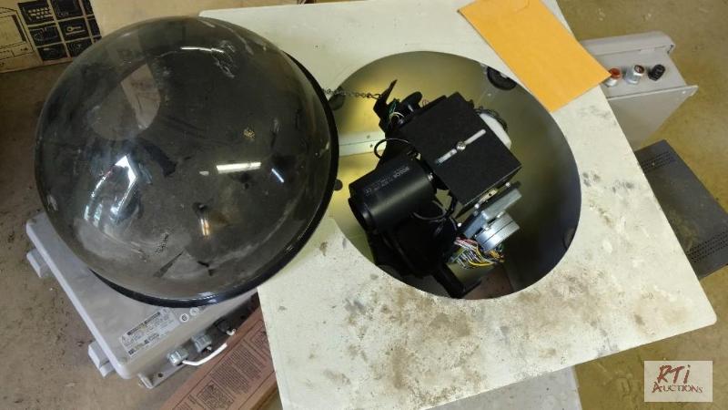 lot 39 image: (1) Lot of security cameras &amp monitors. (...