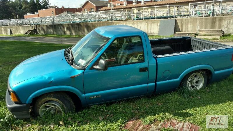 lot 4 image: 1995 Chevy S10 2WD. VIN 1GCCS1445SK194946. G...