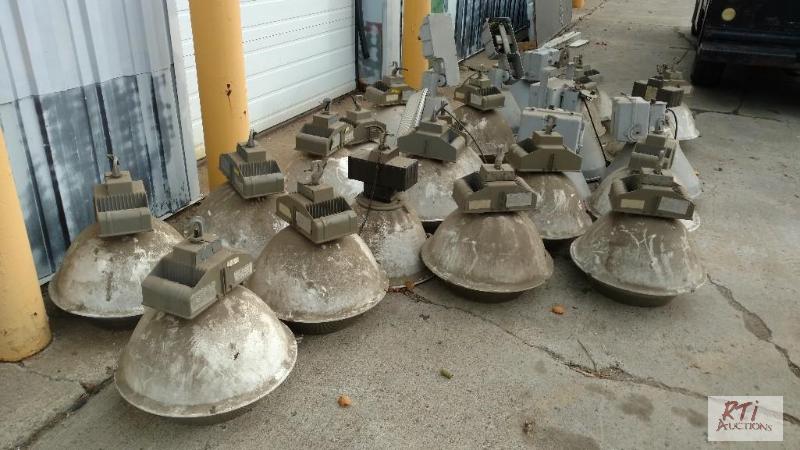 lot 44 image: (25) Metal Halite 400W Warehouse Light Fixtur...