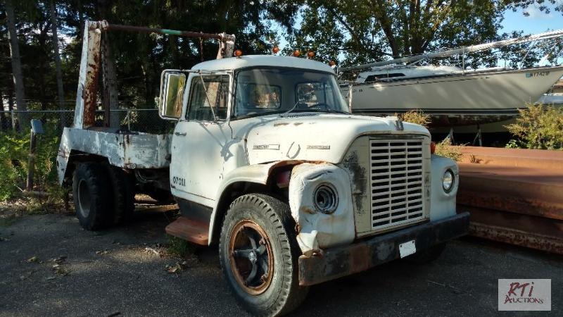 lot 6 image: 1973 International Loadstar 1700. VIN 106720...