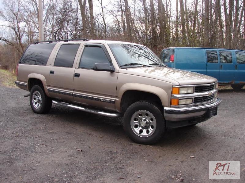 lot 17 image: 1996 Chevrolet Suburban, 4X4, gas, automatic,...