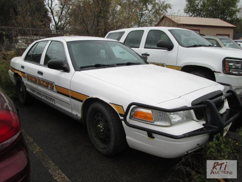 lot 21 image: 2010 Ford Crown Victoria 4DSD, VIN# 2FABP7BUA...