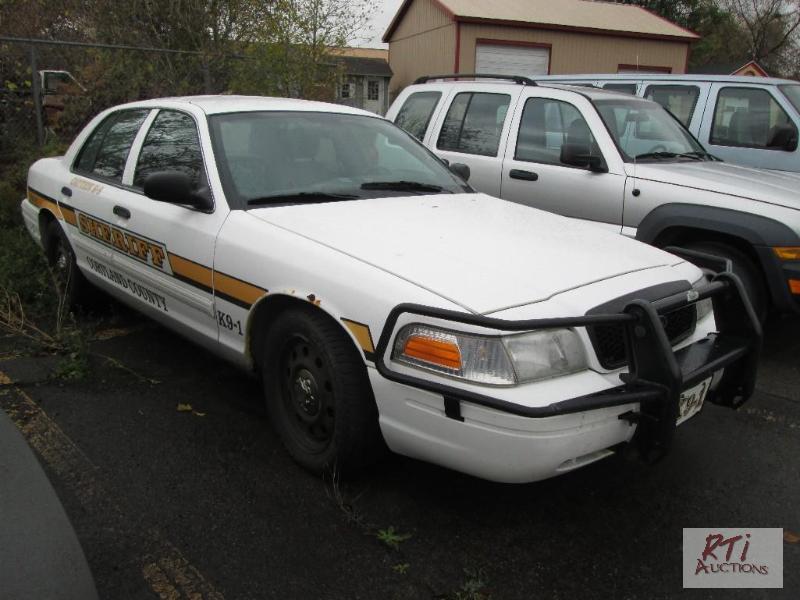 lot 22 image: 2009 Ford Crown Victoria 4DSD K-9 vehicle, VI...