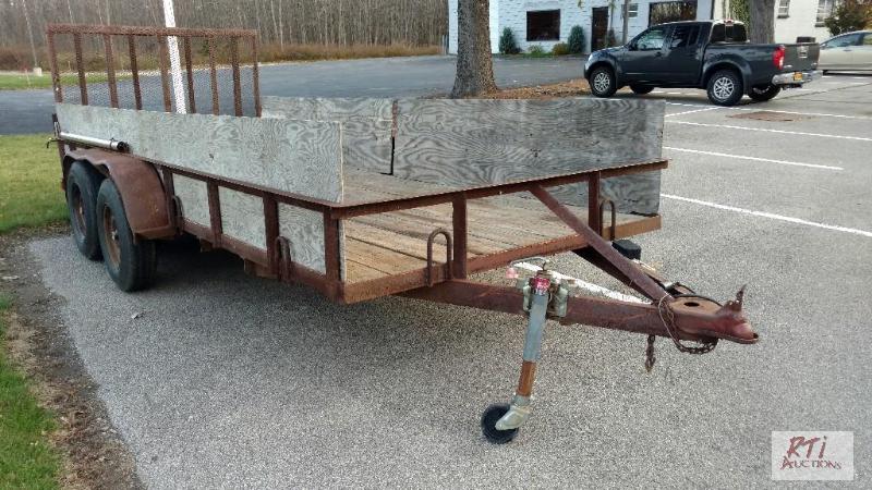 lot 29 image: 1995 Hull TA Landscape Trailer. Spring assist...