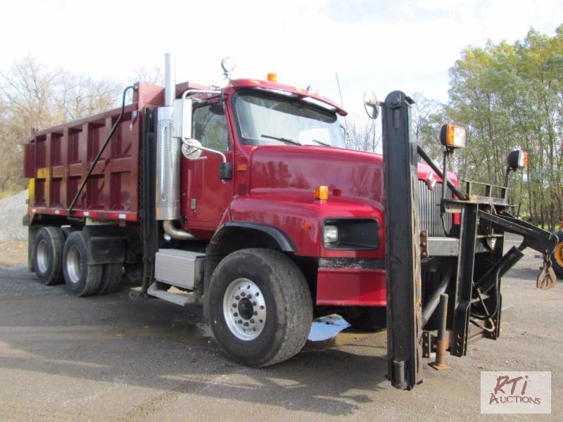 lot 32 image: 2003 IH 5600i6x4 Tandem Axle dump, VIN# IHTXH...