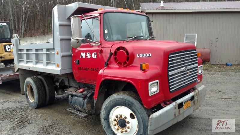 lot 34 image: 1994 Ford L9000 SA Dump. Cummins Diesel. 9 sp...