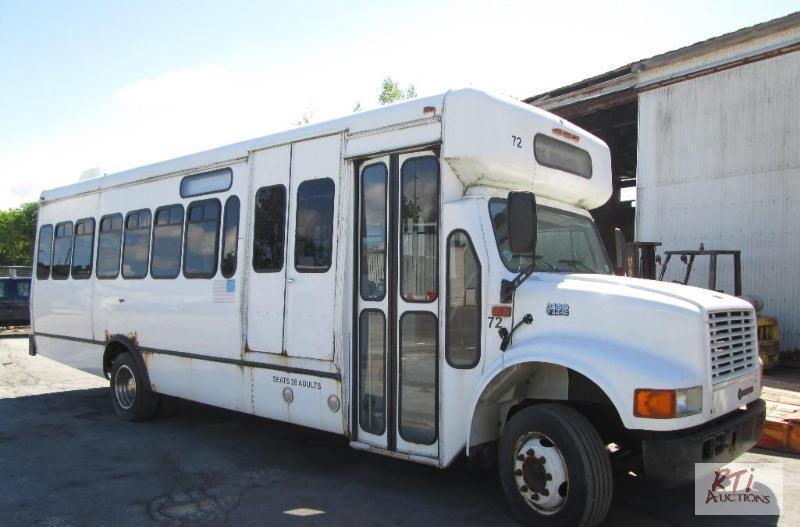 lot 38A image: 2001 IH 3400 28 passenger bus, VIN# IHVBEABMX...