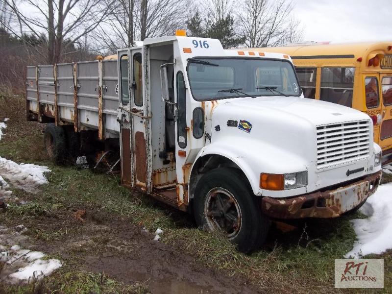 lot 39 image: (1) 2002 International 4700 T444E. Not runnin...