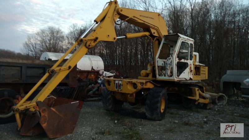 lot 45 image: International 3965 series B rubber tire excav...
