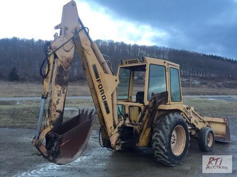 lot 47 image: FORD 555 TRACTOR LOADER BACKHOE. LED Lights. ...