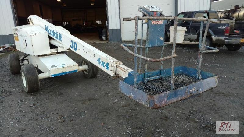 lot 48 image: Marklift 30 Manlift. 4WD. Wisconsin powered. ...