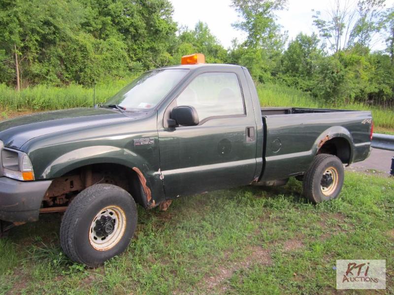 lot 5 image: 2003 Ford F250 4WD regular cab pickup, VIN# 3...