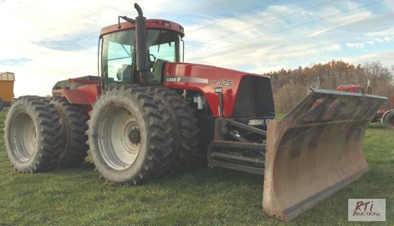 lot 52 image: CaseIH STX325 Tractor. 325HP. Cummins Diesel...