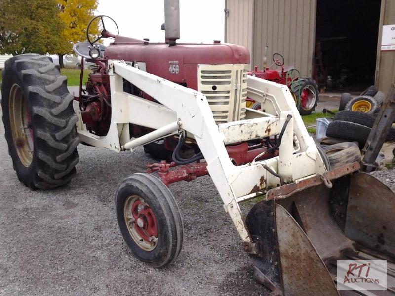 lot 56 image: Farmall 450 diesel tractor with IH 2001 loade...