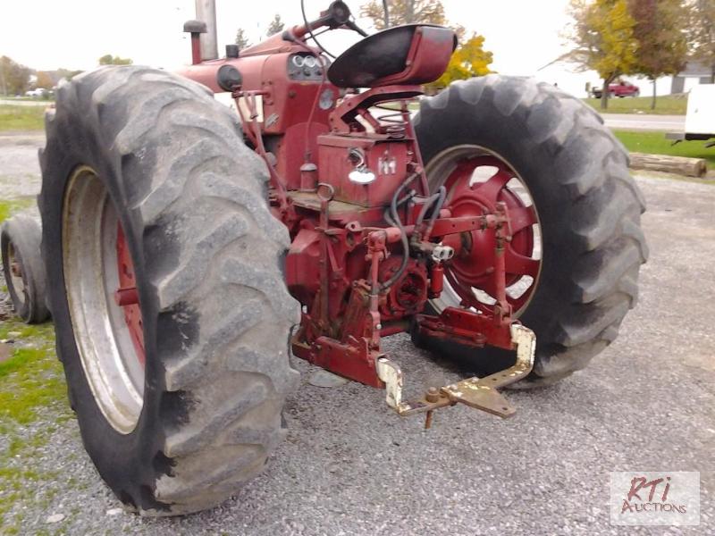 Farmall 450 diesel tractor with IH 2001 loade... | December NetAuction ...