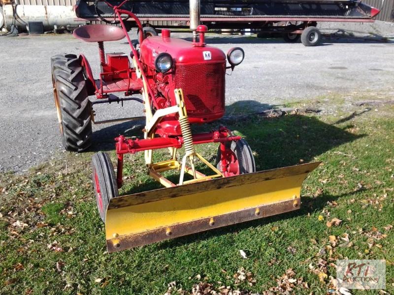 lot 58 image: Farmall Cub with blade that mounts in front o...