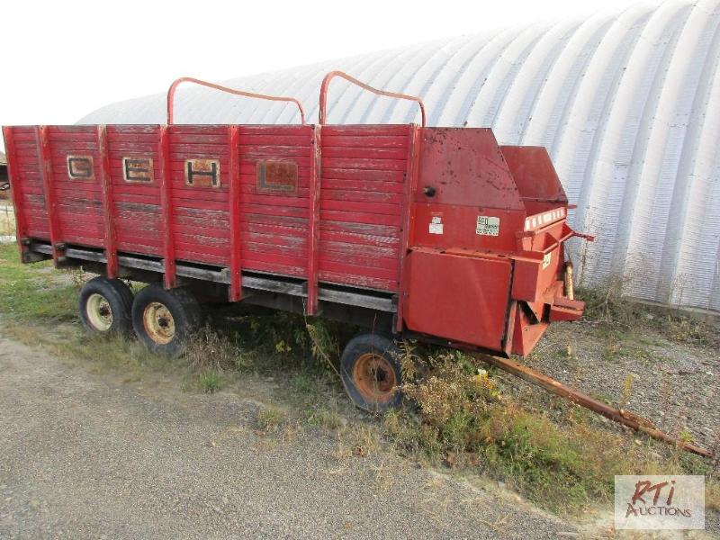 lot 62 image: GEHL Self Unloading WagonGEHL TA running ge...
