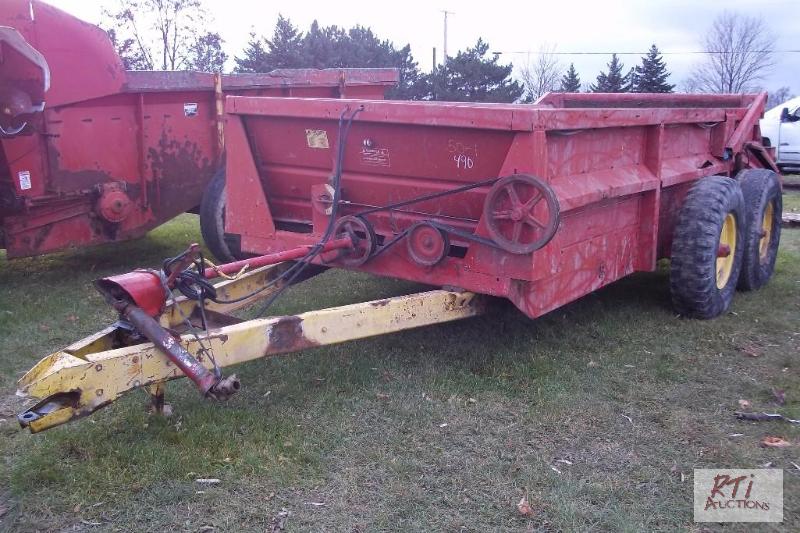 lot 64 image: New Holland 795 TA manure spreader with endg...