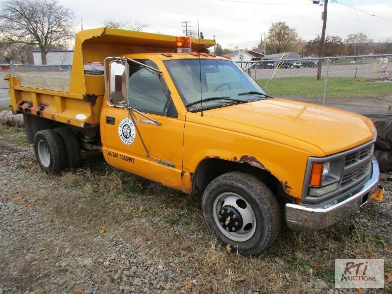 lot 7 image: 1999 CHEVY 3500 2WD SA Dump Truck, VIN 1GBJ...