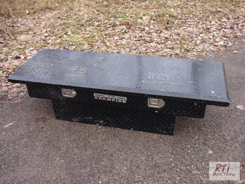 lot 85 image: Delta Champion truck box. For more informatio...