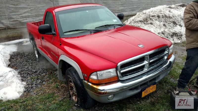 lot 11 image: 2000 Dodge Dakota V6 Magnum Gas. Automatic. 4...