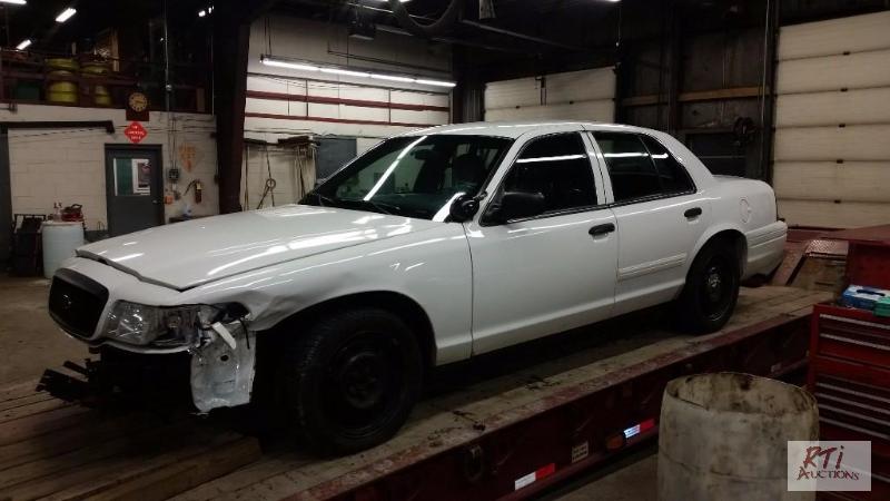 lot 15 image: 2011 Ford Crown Victoria 4DSD, VIN# 2FABP7BVX...