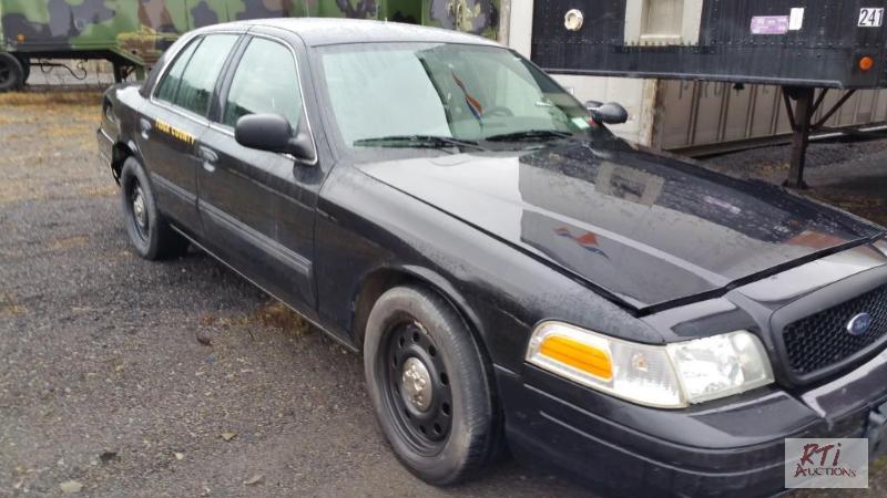 lot 16 image: 2011 Ford Crown Victoria, VIN 2FABP7BV0BX1580...