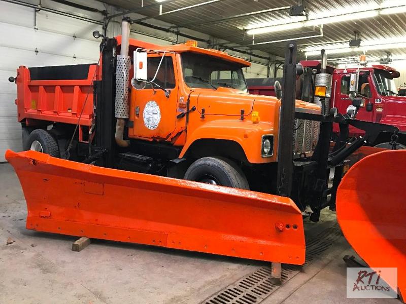 lot 28 image: 2001 IH 2574 SA PlowDump Truck, VINIHTGEAX...