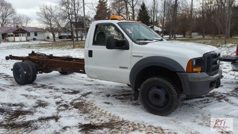lot 30 image: 2005 Ford F-450 2WD Reg. Cab and Chassis, VIN...