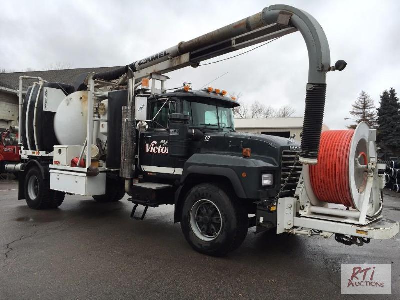 lot 33 image: 1997 Mack RD690P Single Axle equipped with Ca...