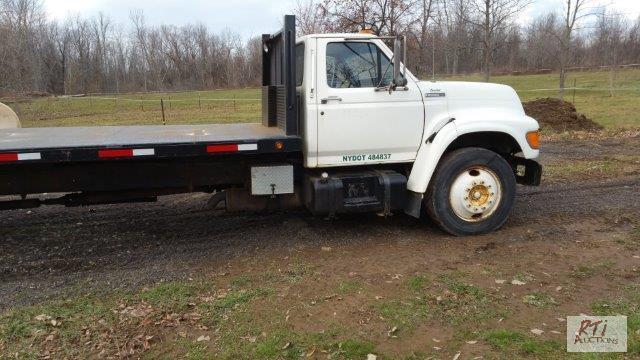 lot 35 image: 1996 Ford F700 flatbed Six Wheel heavy duty t...