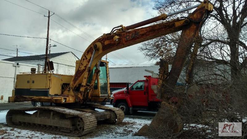 lot 41 image: 1987 Cat 225TLC Excavator. Full Cab with good...
