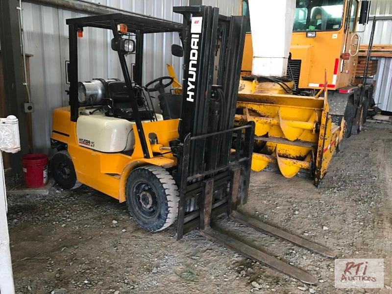 lot 44 image: 2000 HYUNDAI Mo. LF25 Forklift, 4000lb (#62),...