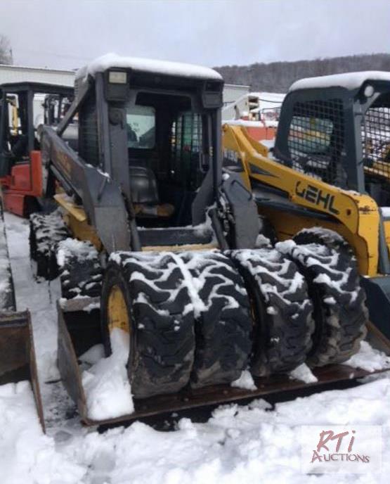 lot 46 image: New Holland LS180 SSL, solid tires, GP bucket...