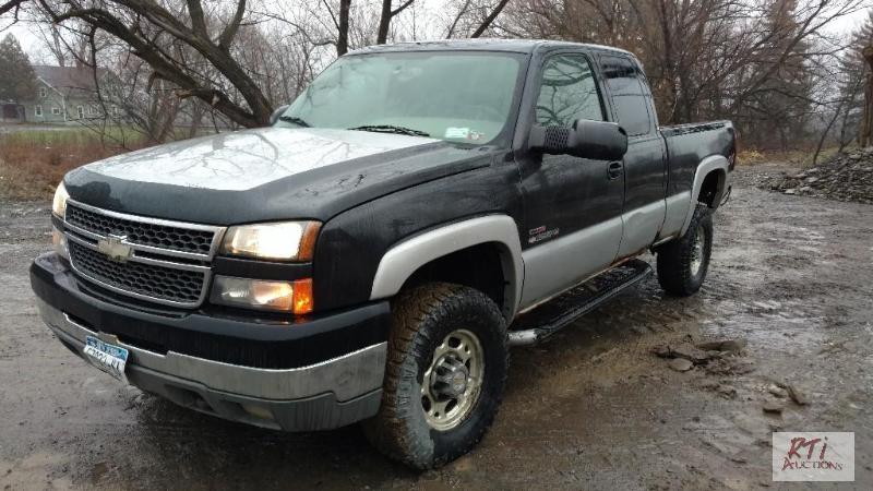 lot 7 image: 2005 Chevy 2500 Pickup. Duramax 6.6L Diesel. ...