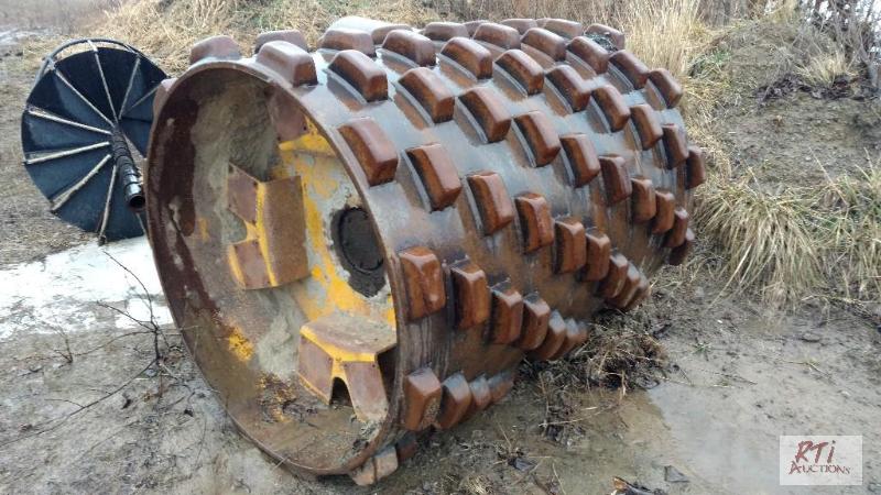 lot 80 image: Sheepsfoot roller drum only. 48 Dia. x 66 W...